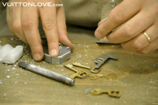 Louis Vuitton fabriken atelier tillverkning vaskor Asnieres-sur-Seine Vuitton Love 18