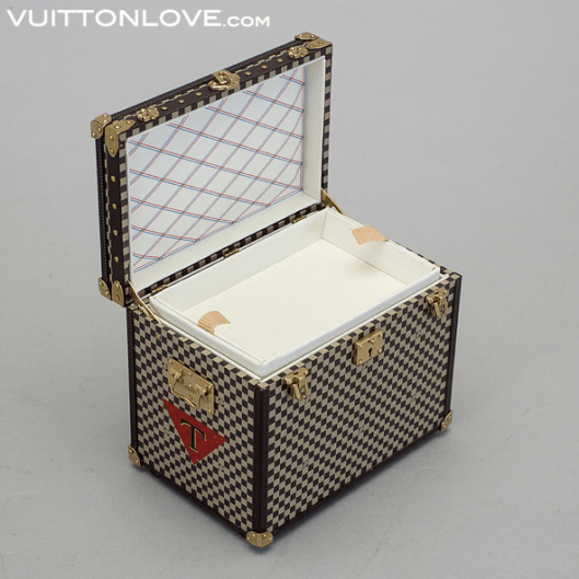 Louis Vuitton miniatyr koffert trunk VIP gåva Vuitton Love